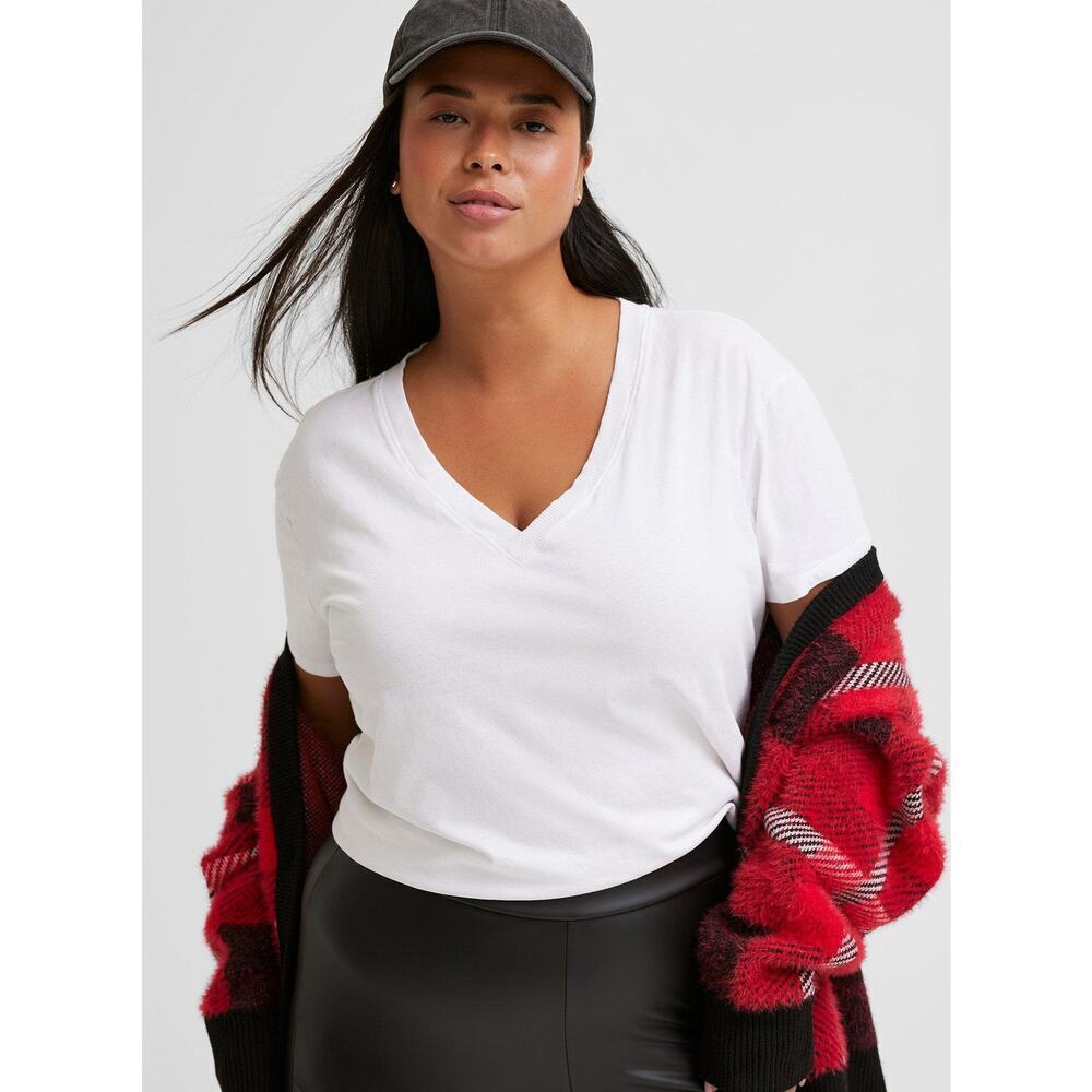 Torrid T-Shirt 2X White Girlfriend Signature Jersey V-Neck Short Sleeve